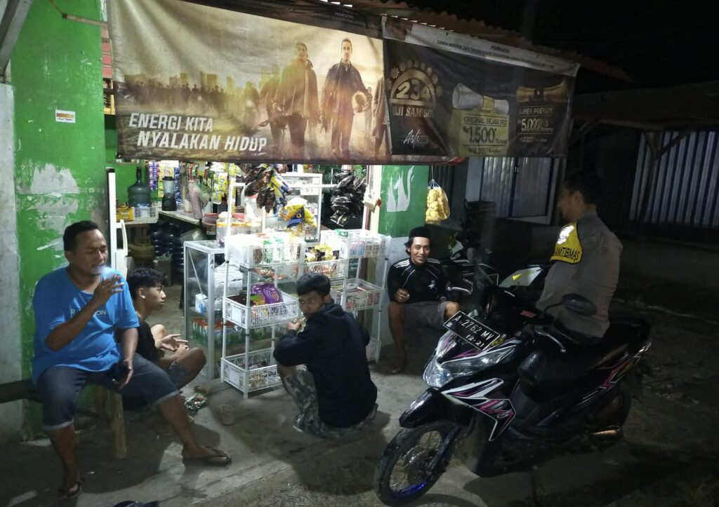 Polsek Menes Gelar Patroli Dialogis Ciptakan Keamanan Malam di Pemukiman Warga Menes 8 WhatsApp Image 2024 05 27 at 16.43.26