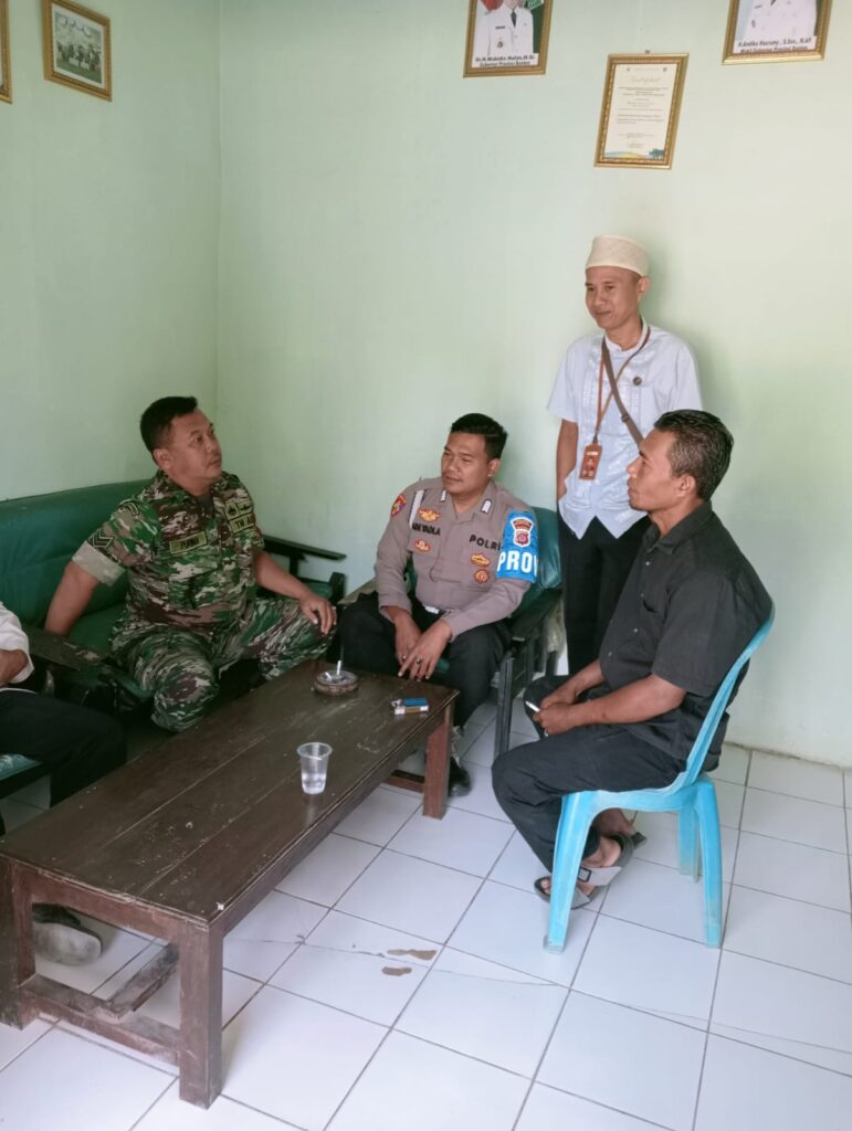 Sinergi Kepolisian Polsek Carita dan Babinsa dalam Membahas Kamtibmas 7 WhatsApp Image 2024 05 27 at 16.48.24