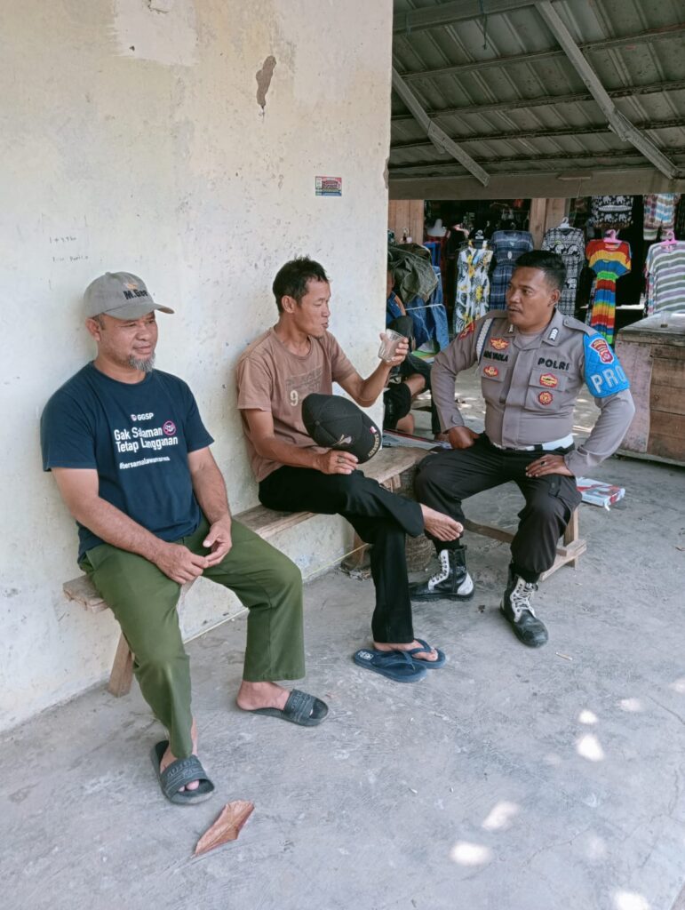 Anggota Polsek Carita Mendekatkan Diri dengan Masyarakat Melalui Kegiatan Sambang ke Desa-desa 4 WhatsApp Image 2024 05 27 at 17.01.48