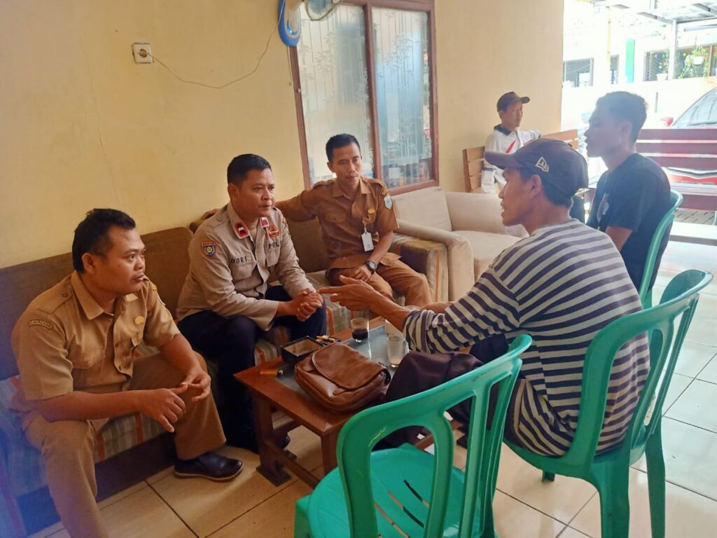 Kanit Binmas Polsek Cadasari Kunjungi Kantor Desa Cadasari dan Berdialog dengan Perangkat Desa serta Ketua RT 3 WhatsApp Image 2024 05 27 at 17.02.27