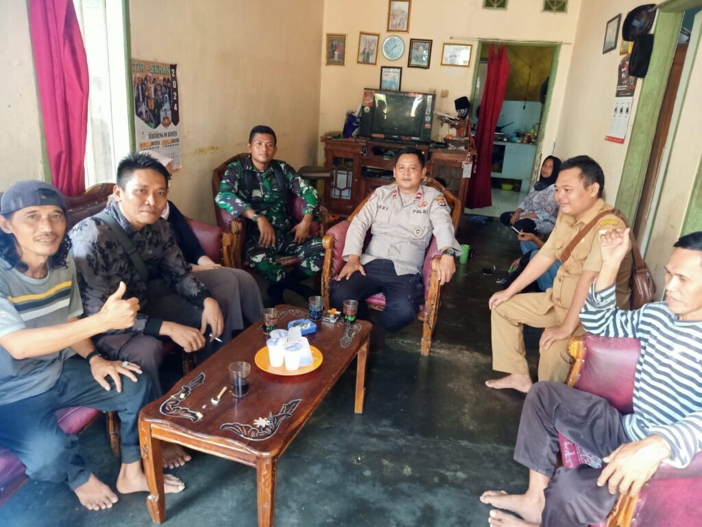 Kanit Binmas Polsek Cadasari dan Kadus Desa Cadasari Gelar Musyawarah Bersama Ketua RT dan Warga yang Salah Paham 2 WhatsApp Image 2024 05 27 at 17.08.26