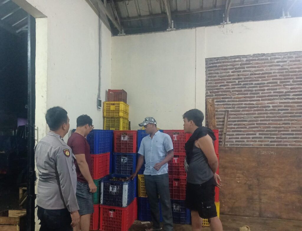 Bhabinkamtibmas Polsek Bojong Polres Pandeglang Gelar Sambang DDS Malam Hari di Desa Binaan 4 WhatsApp Image 2024 05 28 at 08.39.59
