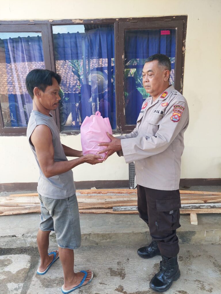 Kapolsek Bojong Polres Pandeglang AKP Kuswana Berikan Bantuan Sosial kepada Warga Kampung Cimadang Desa Cijakan 6 WhatsApp Image 2024 05 28 at 12.37.12