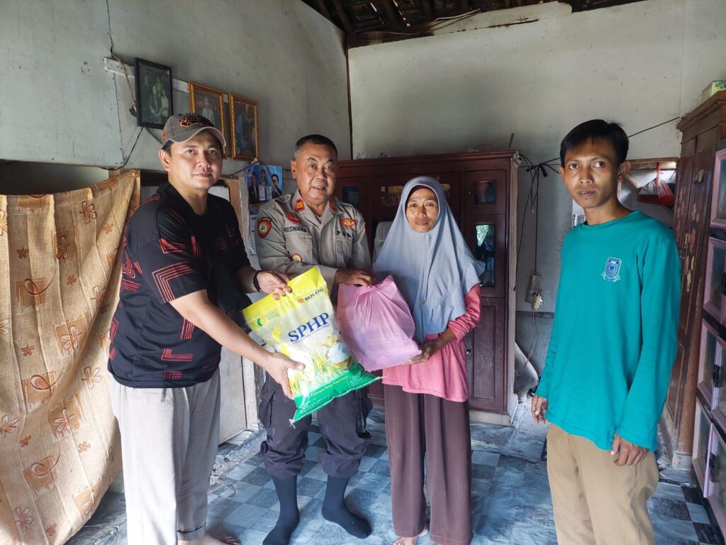 Kapolsek Bojong Polres Pandeglang Salurkan Bantuan Sosial Berupa Sembako Kepada Warga yang Membutuhkan 7 WhatsApp Image 2024 05 28 at 14.39.56