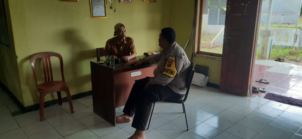 Bhabinkamtibmas Polsek Bojong Sambangi Kantor Desa Cijakan Untuk Berikan Himbauan Kamtibmas 8 WhatsApp Image 2024 05 28 at 17.10.16