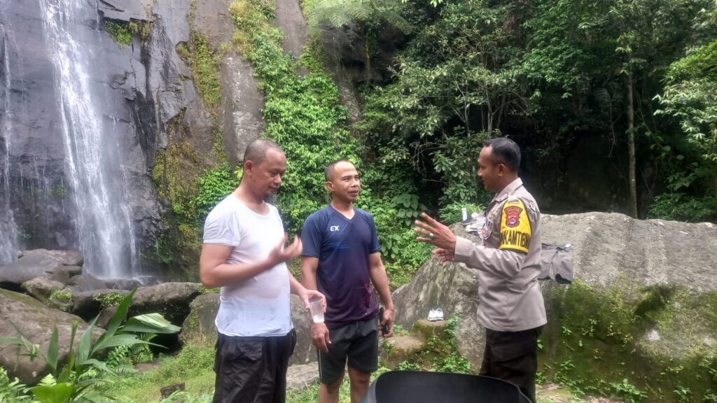 Bhabinkamtibmas Polsek Carita Himbau Pengunjung Curug Cimanggung untuk Menjaga Kebersihan dan Tata Krama 2 WhatsApp Image 2024 05 29 at 20.11.19