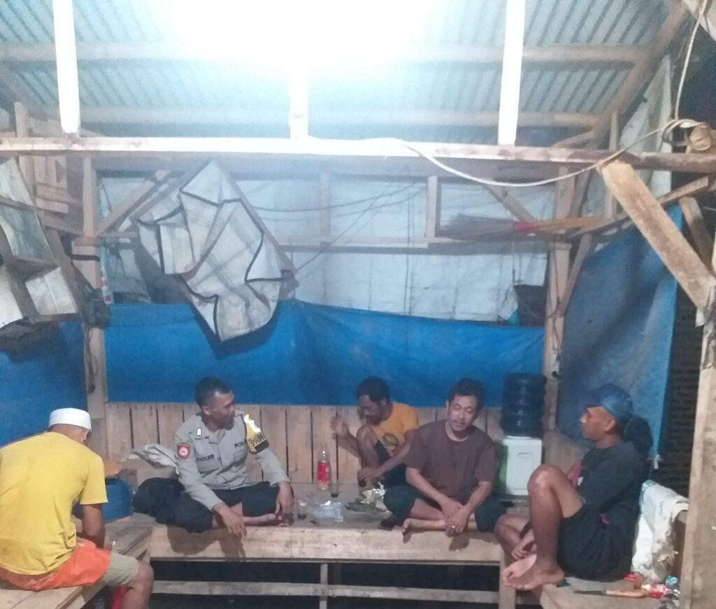 Pantau Situasi Kamtibmas, Bhabinkamtibmas Polsek Saketi Lakukan Sambang Desa Binaan 4 WhatsApp Image 2024 05 29 at 20.23.15