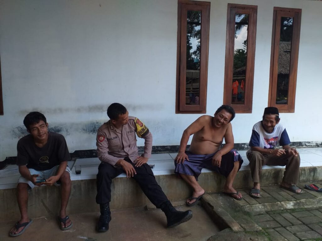 Bhabinkamtibmas Polsek Saketi Laksanakan Sambang, Berikan Himbauan Kamtibmas Kepada Warga Binaan 8 WhatsApp Image 2024 05 29 at 20.24.17