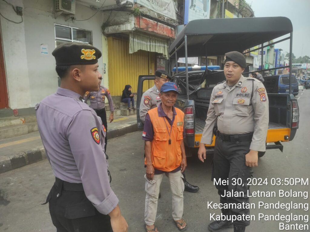 Sat Samapta Polres Pandeglang Gelar Sambang Dialogis ke Tukang Parkir di Pasar Badak Pandeglang 9 WhatsApp Image 2024 05 30 at 18.45.01