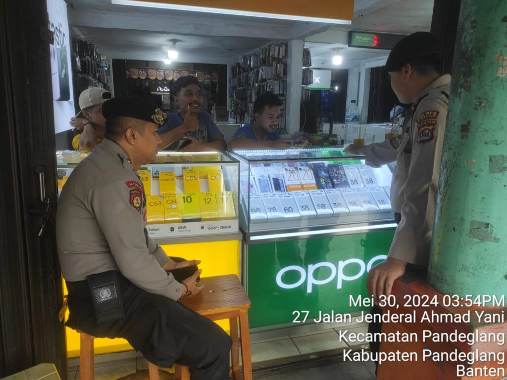 Sat Samapta Polres Pandeglang Laksanakan Patroli Dialogis di Pasar Badak Pandeglang 8 WhatsApp Image 2024 05 30 at 18.45.03