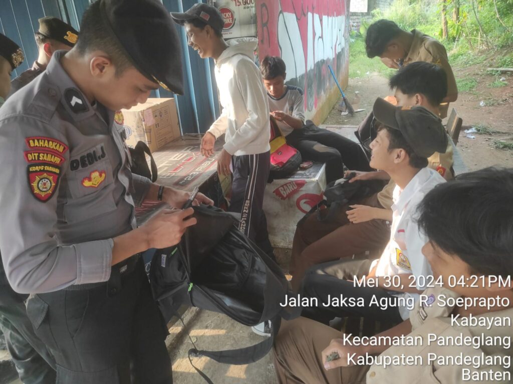 Sat Samapta Polres Pandeglang Sambangi Anak Sekolah yang Diduga Bolos dan Berikan Edukasi tentang Bahaya Tawuran, Balap Liar, dan Membolos 7 WhatsApp Image 2024 05 30 at 18.45.05
