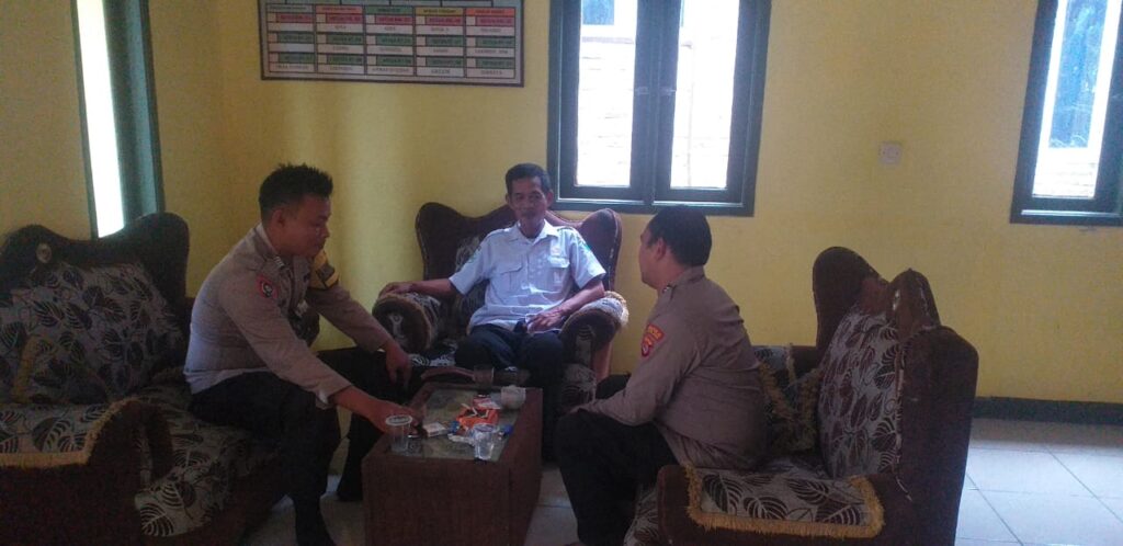 Jaga Sinergitas Dengan Muspika, Bhabinkamtibmas Polsek Jiput Sambangi Kantor Desa 1 WhatsApp Image 2024 05 30 at 20.35.34