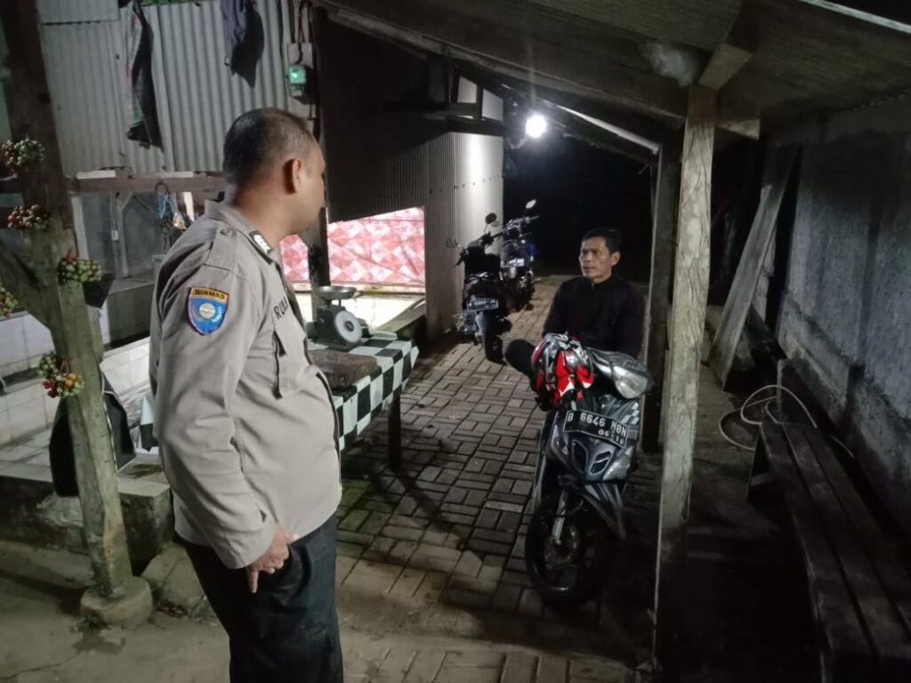 Piket SPKT Polsek Mandalawangi Laksanakan Patroli dan Sambang, Jalin Komunikasi Upaya Cegah 3C 2 WhatsApp Image 2024 05 30 at 20.37.16