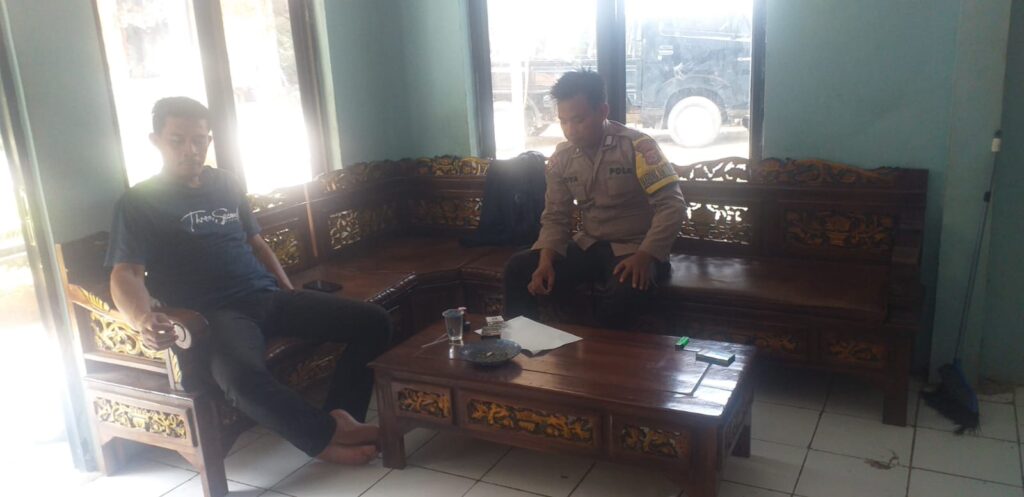 Tangkal Kriminalitas Bhabinkamtibmas Polsek Jiput Polres Pandeglang Rutin Patroli Dialogis 10 WhatsApp Image 2024 05 30 at 20.39.14