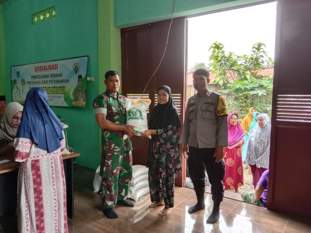 Bhabinkamtibmas Polsek Mandalawangi Jaga Kelancaran dan Keamanan Pembagian Beras Sembako 1 WhatsApp Image 2024 05 30 at 20.39.33