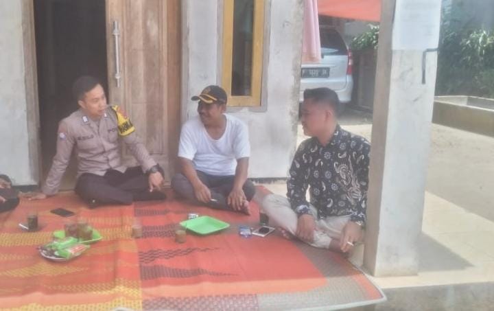Bhabinkamtibmas Polsek Mandalawangi Polres Pandeglang Rutin Keliling Sambangi Warga 3 WhatsApp Image 2024 05 30 at 21.19.14