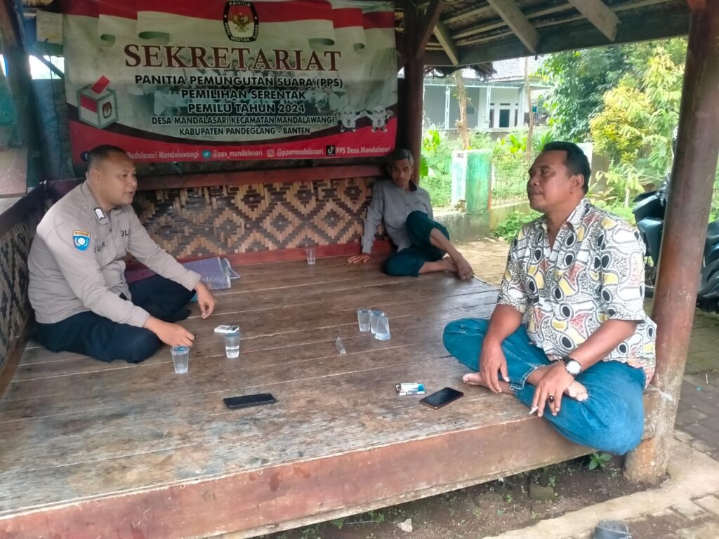 Bhabinkamtibmas Polsek Mandalawangi Giat Kontrol Pos Ronda, Jaga Keamanan Lingkungan 4 WhatsApp Image 2024 05 30 at 21.20.29