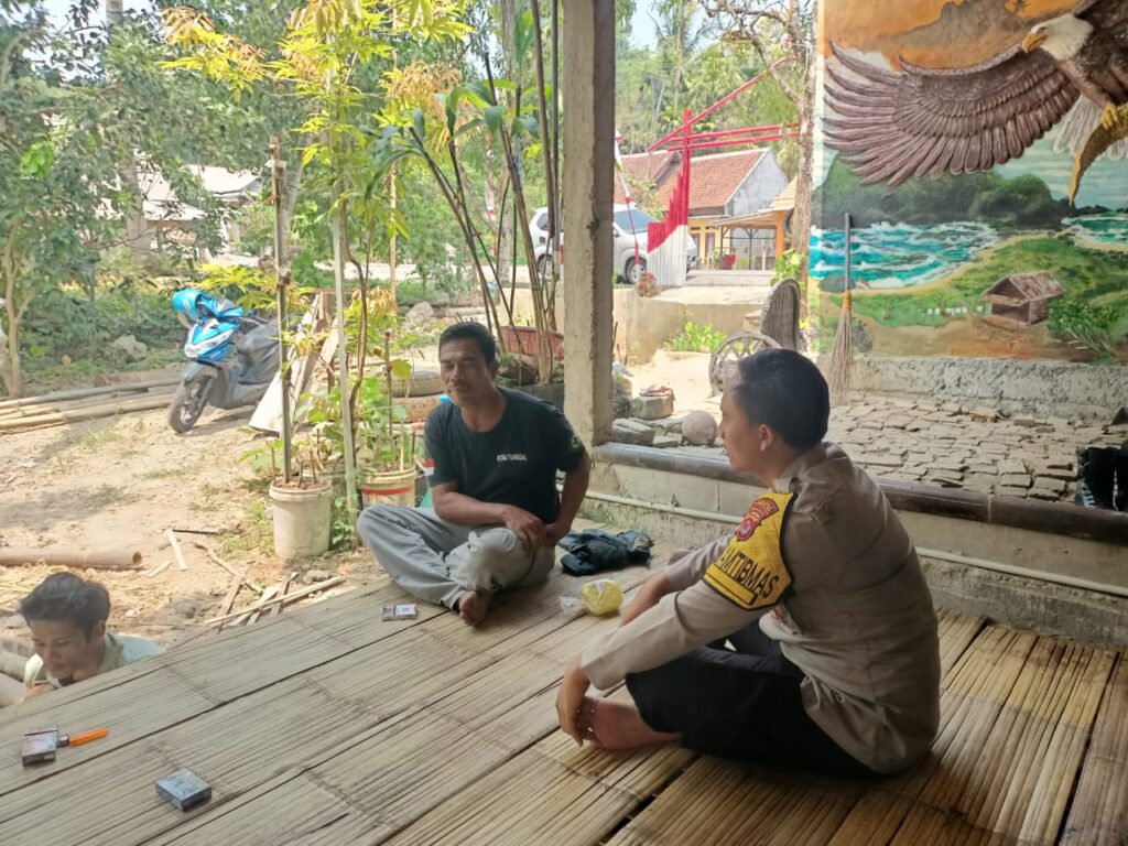 Polsek Cibaliung Jalin Silaturahmi dan Imbau Kamtibmas Melalui Sambang Dialogis 7 WhatsApp Image 2024 05 30 at 21.56.55