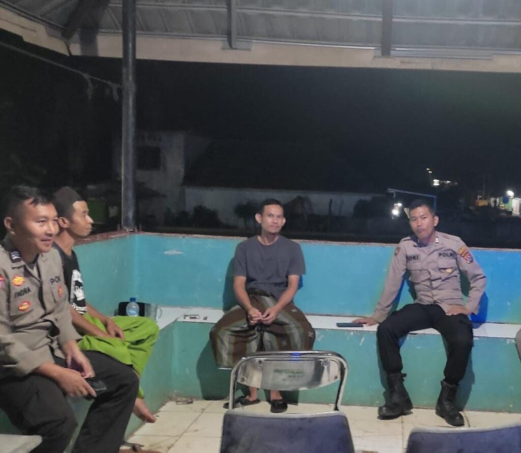 Polsek Cibaliung Gelar Sambang dan Patroli Malam, Ciptakan Rasa Aman dan Nyaman Bagi Warga Masyarakat 8 WhatsApp Image 2024 05 30 at 22.04.16
