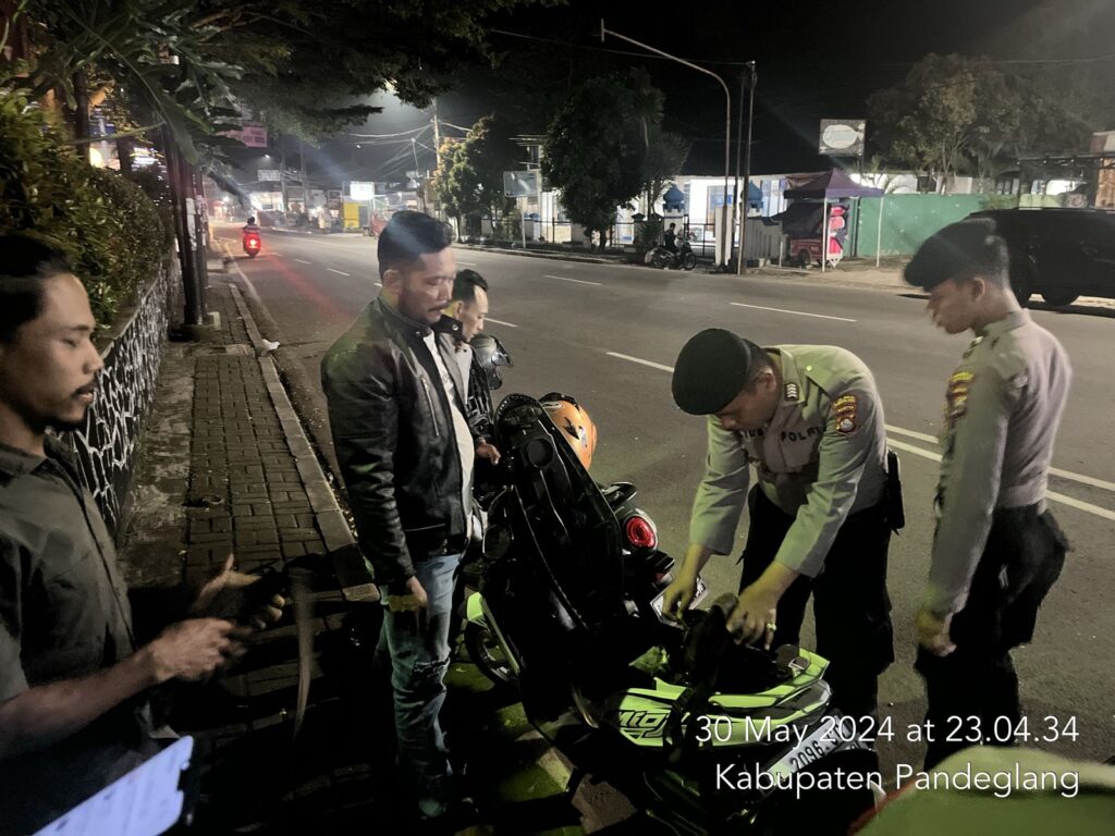 Sat Samapta Polres Pandeglang Ciptakan Kondusifitas dengan Patroli Malam Dialogis 6 WhatsApp Image 2024 05 31 at 06.02.18