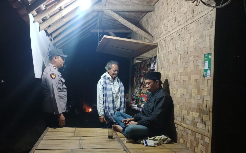 Personil Polsek Bojong Polres Pandeglang Gelar Sambang DDS Malam Hari untuk Ciptakan Situasi Kamtibmas di Desa Binaan 1 WhatsApp Image 2024 05 31 at 08.23.47
