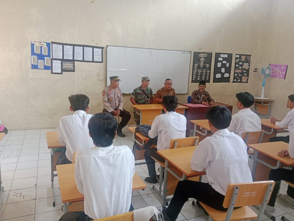 Polsek Bojong Polres Pandeglang Bersama Koramil Bojong Sambangi SMKN 4 Pandeglang 4 WhatsApp Image 2024 05 31 at 11.34.11