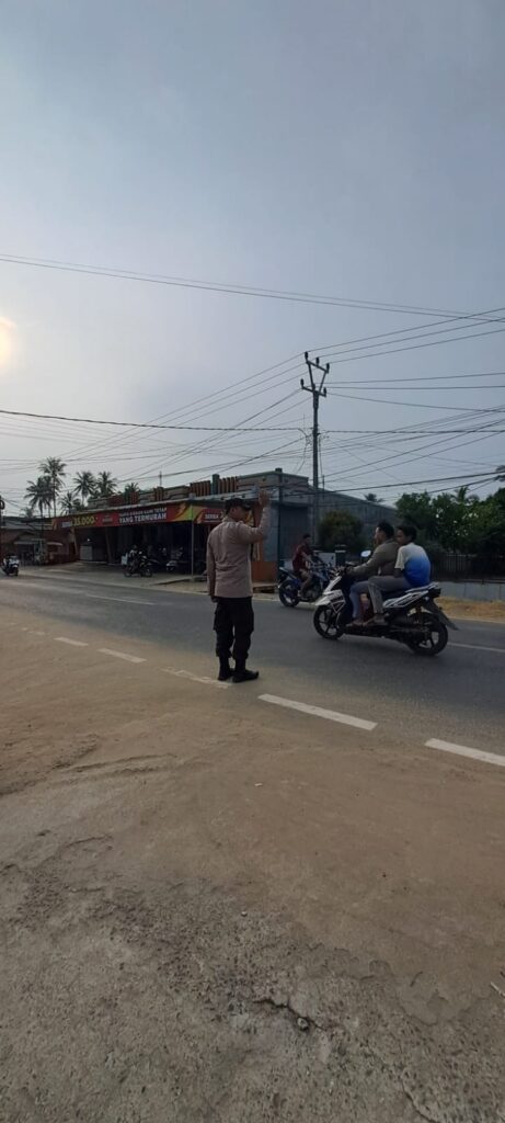 Polsek Cikeusik Gelar Giat Pengaturan Lalu Lintas Pagi dan Sore di Depan Mako 9 IMG 20240604 WA0027