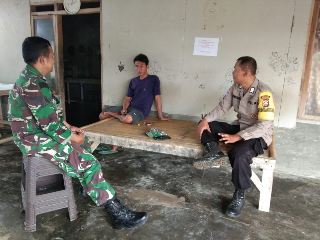 Polsek Cikeusik Tunjukkan Sinergitas TNI-Polri Melalui Sambang DDS Bersama Warga Desa Binaan 8 IMG 20240604 WA0029