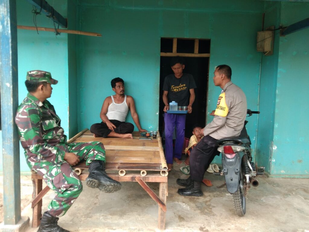 Polsek Cikeusik Jalin Sinergitas dengan TNI, Sambangi Tokoh Pemuda Desa Sukamulya 7 IMG 20240604 WA0030
