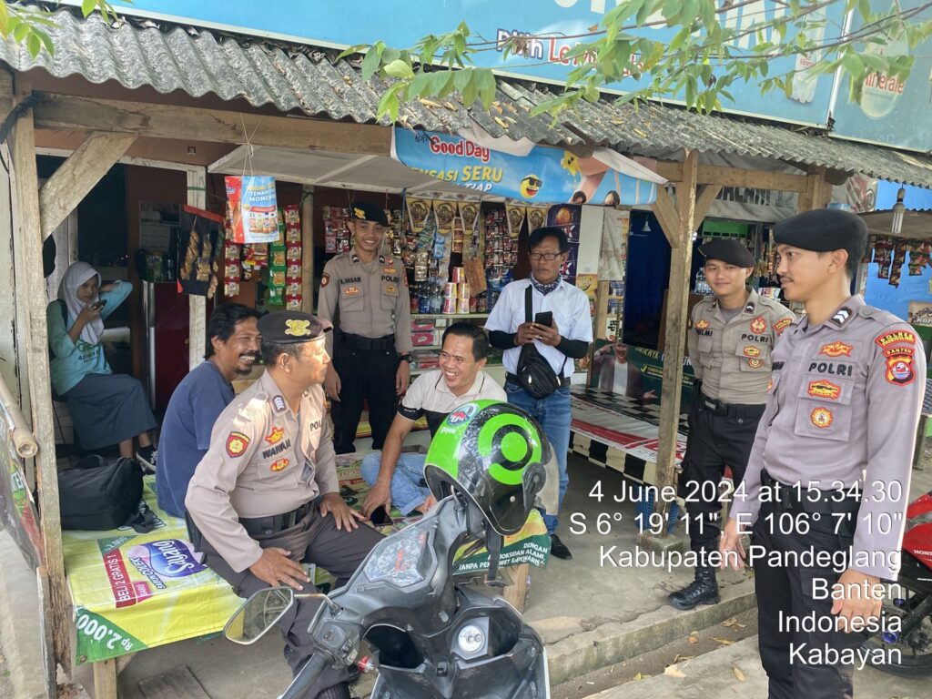 Sat Samapta Polres Pandeglang Sambangi Sopir di Warung Terminal Kadubanen dan Sisipkan Pesan Kamtibmas 4 IMG 20240604 WA0033
