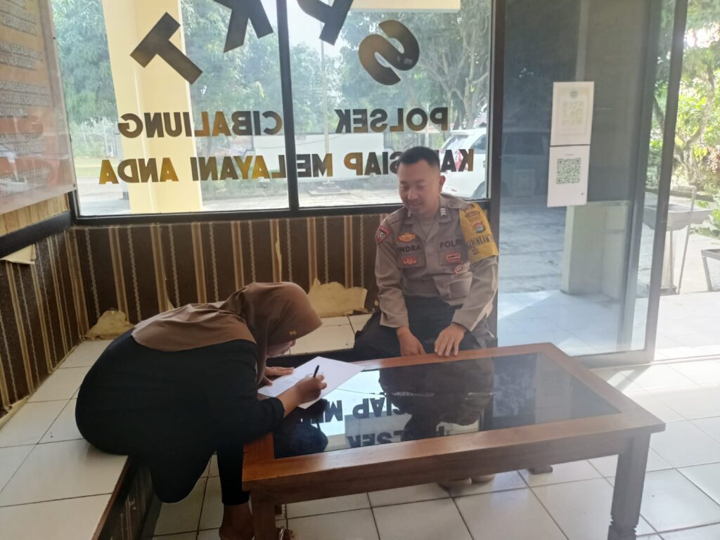 Polsek Cibaliung Berikan Pelayanan Prima Kepada Pemohon SKCK 6 IMG 20240606 WA0018