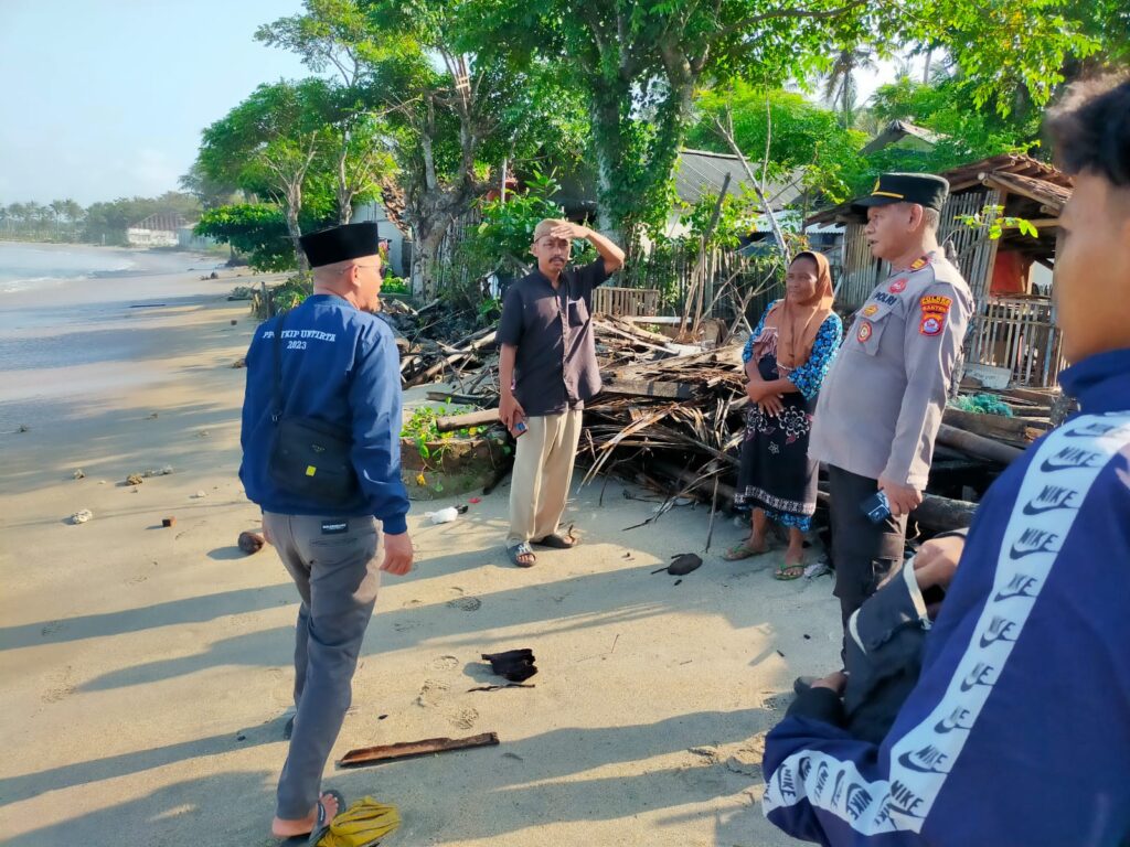 Polsek Cikeusik Gelar Patroli Pesisir Pantai Muara Dua Cikiruhwetan Bersama Kades Cikiruhwetan 5 IMG 20240606 WA0019