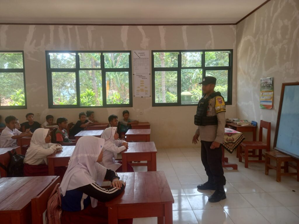 Bhabinkamtibmas Polsek Carita Berikan Penyuluhan Tentang Kenakalan Remaja di SMP Negeri 2 Carita 2 IMG 20240606 WA0022