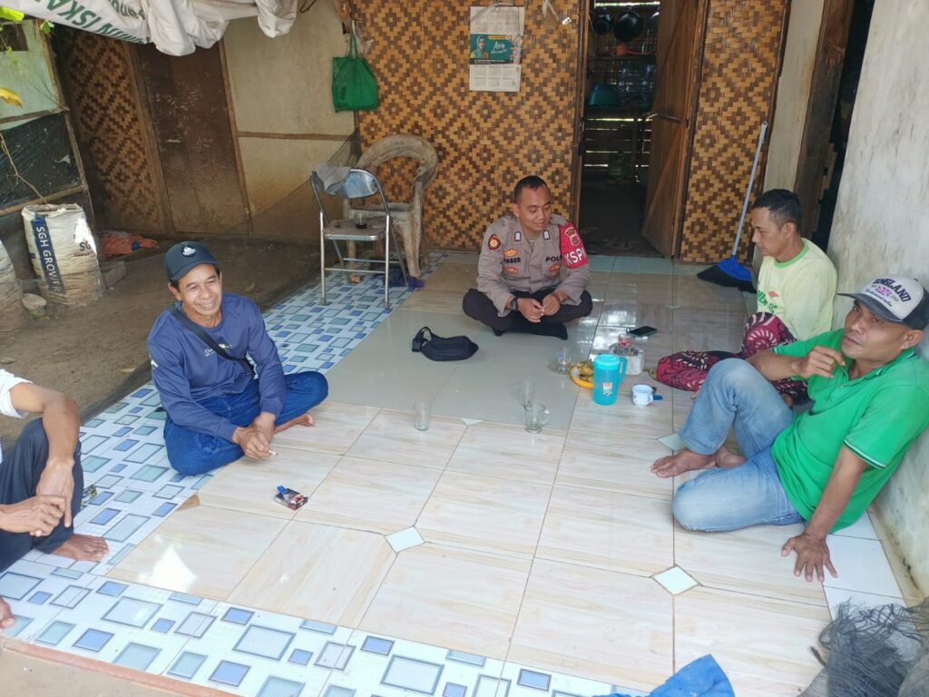 Polsek Cikeusik Gelar Patroli Dialogis, Ciptakan Kamtibmas Kondusif di Desa Cikeusik 9 IMG 20240606 WA0027