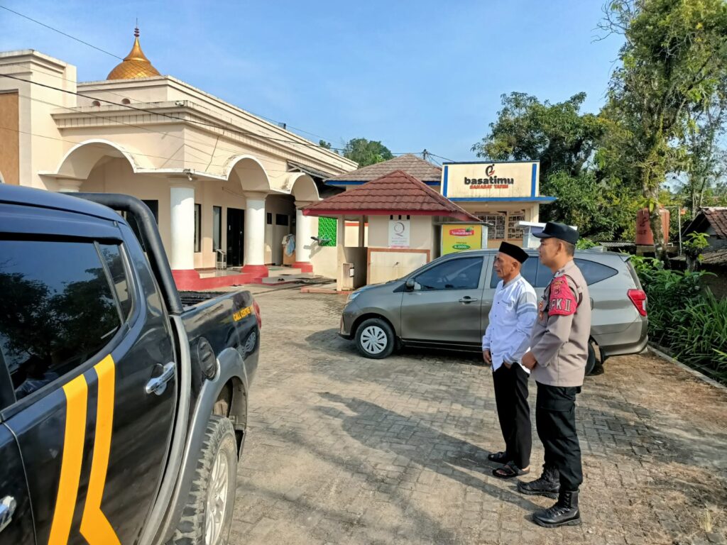 Polsek Cikeusik Gelar Patroli Dialogis untuk Memperkuat Sinergi dengan Kecamatan Cikeusik 8 IMG 20240606 WA0028
