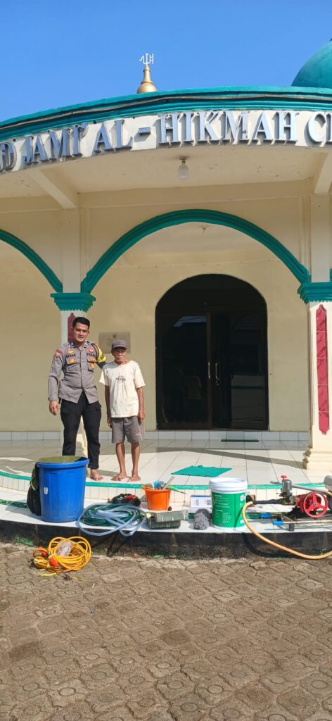 Bhabinkamtibmas Polsek Bojong Polres Pandeglang Gelar Bakti Sosial di Masjid Al Hikmah Desa Cijakan 10 IMG 20240608 WA0002