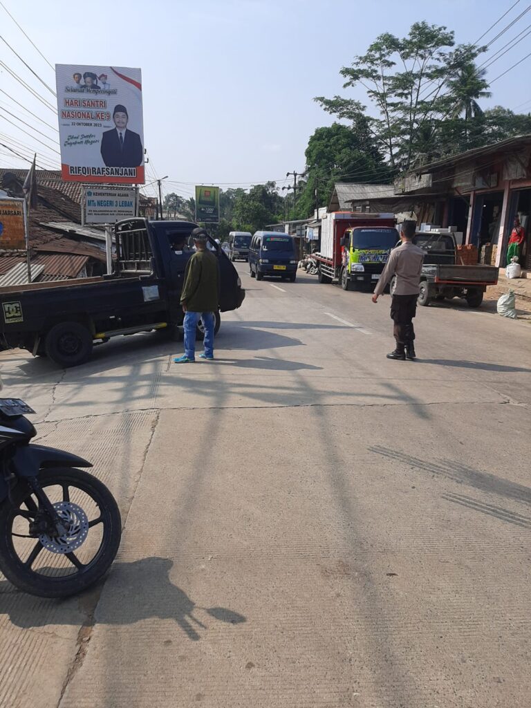 Personil Polsek Bojong Polres Pandeglang Berikan Pelayanan Strong Point di Pertigaan Pasar Bojong 5 IMG 20240609 WA0003