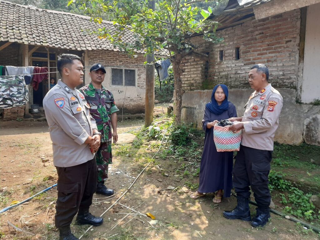 Kapolsek Bojong Polres Pandeglang Salurkan Bantuan Sosial kepada Warga yang Membutuhkan 6 IMG 20240609 WA0004