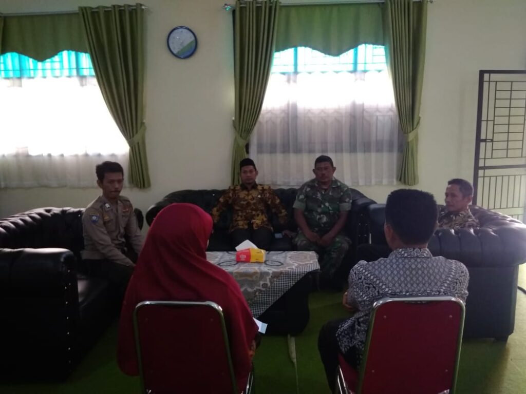 Bhabinkamtibmas Polsek Bojong Polres Pandeglang Sambangi Kantor Desa Bojong dan Berikan Edukasi tentang Bahaya Narkoba 7 IMG 20240609 WA0005