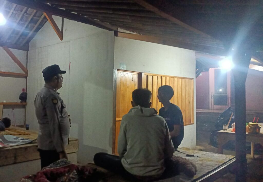 Personil Polsek Bojong Polres Pandeglang Gelar Patroli Malam, Sambangi Warung Warga Binaan dan Berikan Pesan Kamtibmas 3 IMG 20240609 WA0006