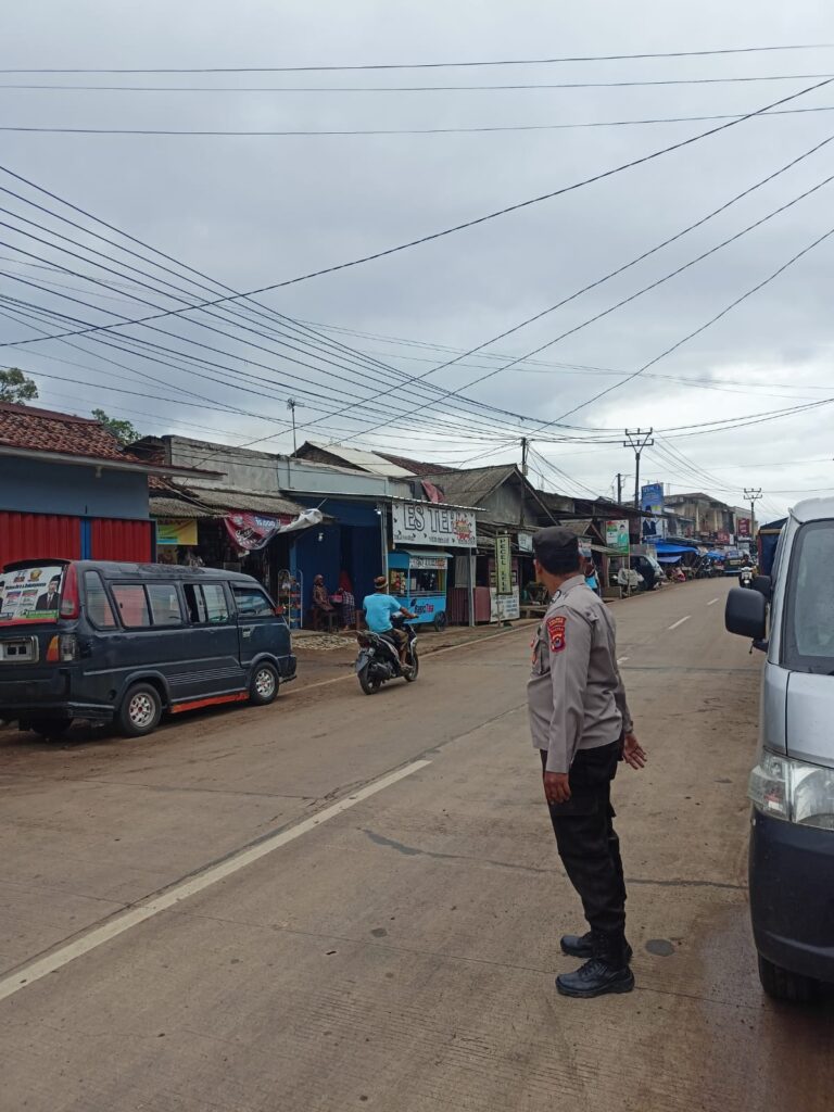 Polsek Bojong Polres Pandeglang Melaksanakan Kegiatan Pengaturan Lalu Lintas di Pasar Bojong 3 IMG 20240609 WA0014