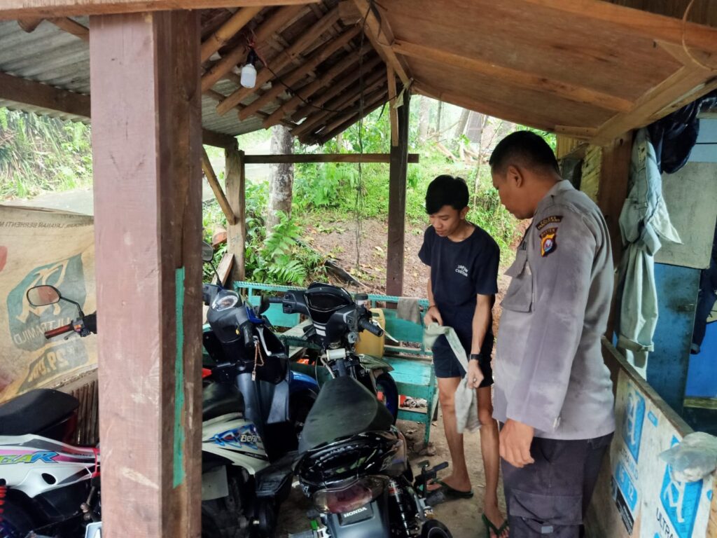 Kanit Binmas Polsek Cadasari Sambangi Pemilik Bengkel Motor dalam Rangka Menjalin Kemitraan dengan Masyarakat 2 IMG 20240609 WA0015