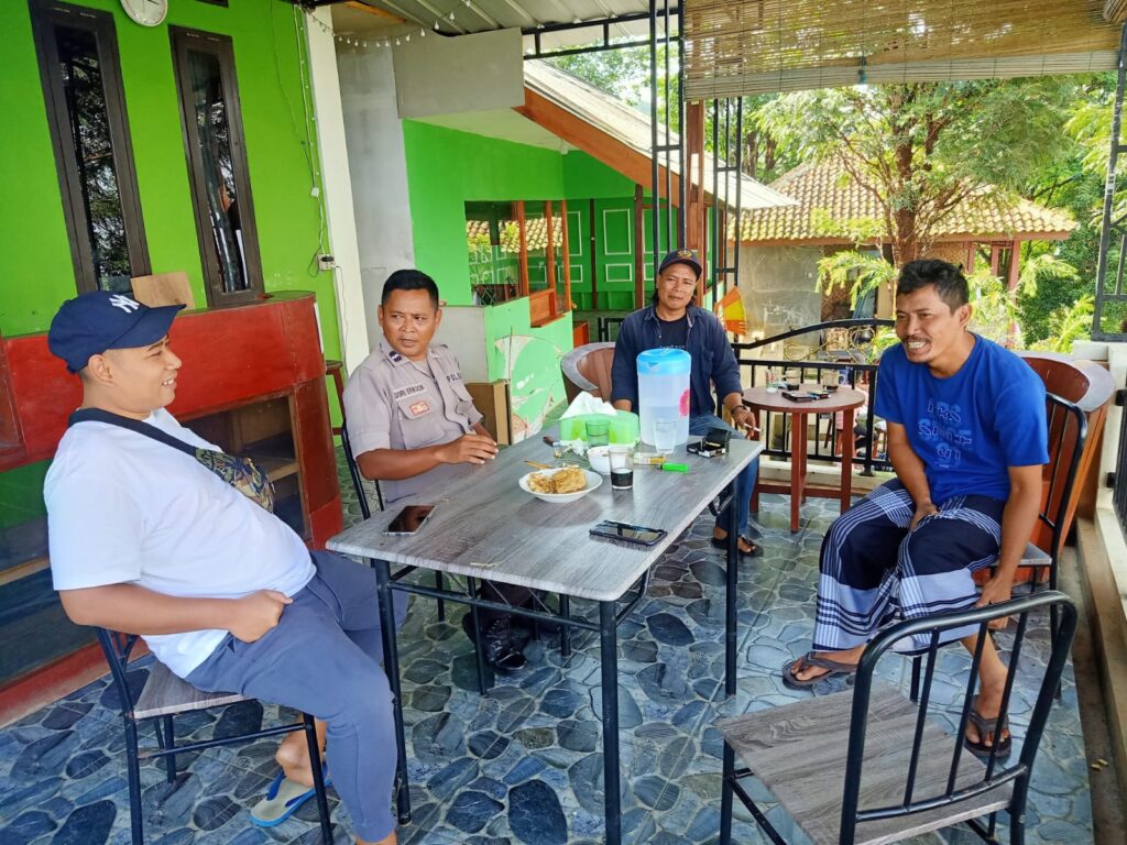 Kanit Binmas Polsek Cadasari Sambangi Warga Kelurahan Juhut 10 IMG 20240609 WA0018