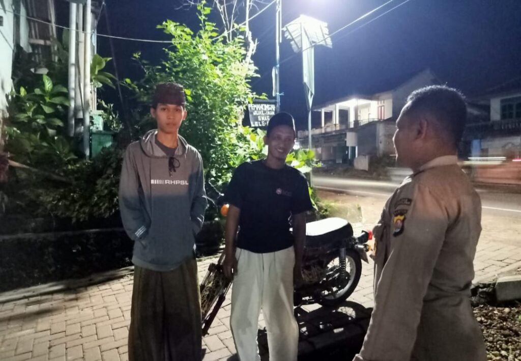Kanit Binmas Polsek Cadasari Laksanakan Sambang Malam Hari di Desa Cadasari 9 IMG 20240609 WA0019