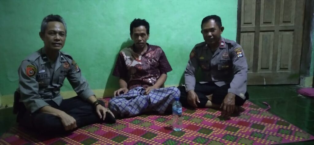 Giat Sambang Malam, Bhabinkamtibmas Polsek Cadasari Jalin Kedekatan dengan Warga 6 IMG 20240609 WA0022