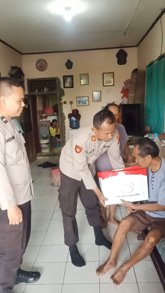 Menjelang HUT Bhayangkara Polri Kapolsek Cadasari berikan bantuan sembako kepada Purnawiran Polri 5 IMG 20240609 WA0027