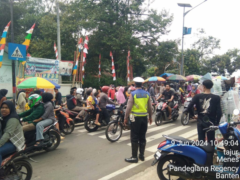 Polsek Menes Polres Pandeglang Lakukan Pengaturan Lalu Lintas di Depan Sekolah Malnu Bonjer Menes 1 IMG 20240609 WA0033