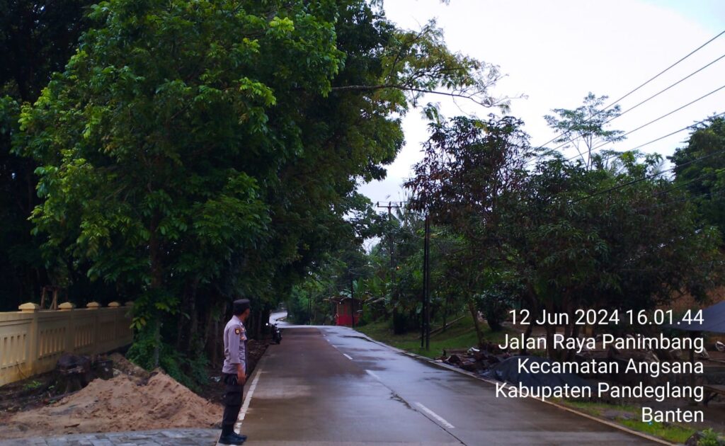 Berikan Pelayanan Kepada Masyarakat, Anggota Piket Polsek Angsana Polres Pandeglang Laksanakan Strong Point Sore 8 IMG 20240613 WA0021