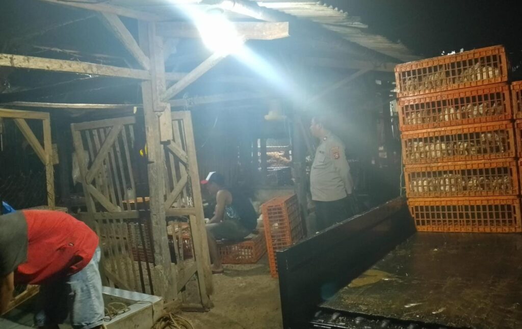 Kanit Samapta Polsek Angsana Polres Pandeglang Aiptu Fikri, S.H. Pimpin Patroli Dialogis di Desa Angsana 3 IMG 20240613 WA0026