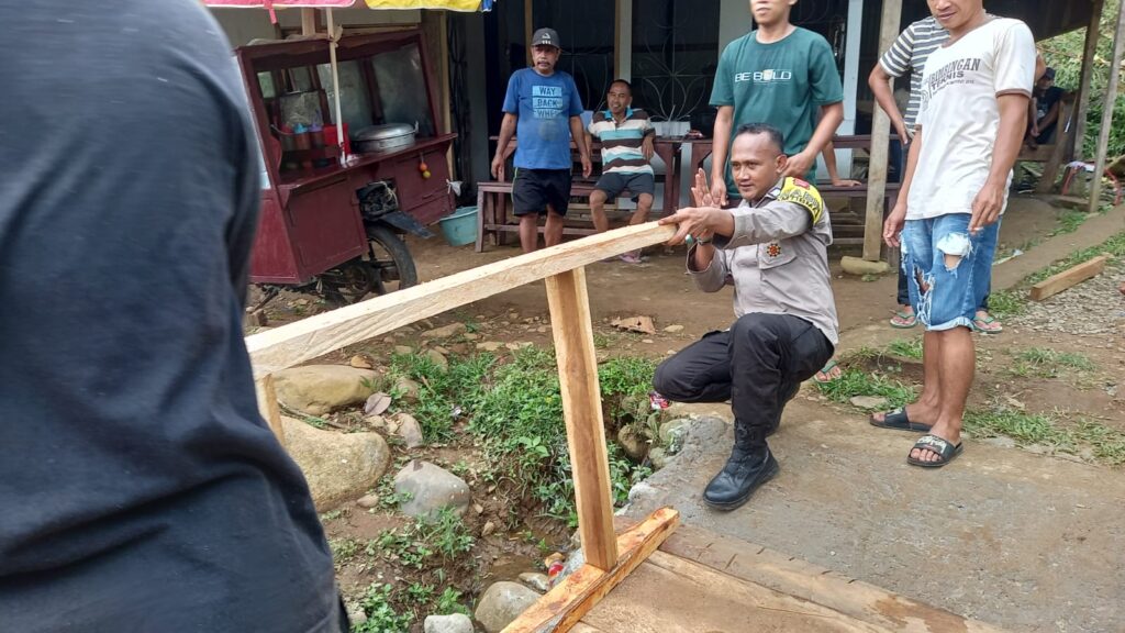 Bhabinkamtibmas Polsek Carita Terlibat dalam Gotong Royong Membuat Jembatan di Kampung Laban Lewi 1 IMG 20240613 WA0028